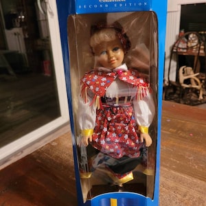 Vintage 1996 Sweden dolls of nations doll #140