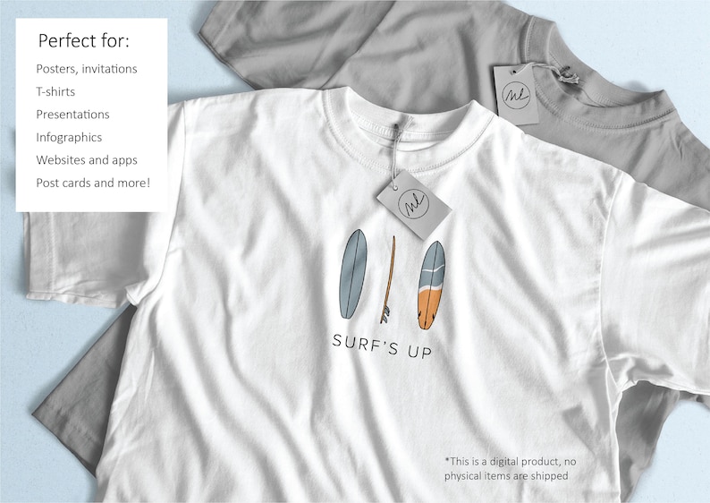 Op de afbeelding: Wit T-shirt met een afbeelding van drie surfplanken in blauw, bruin en oranje, met de tekst "SURF'S UP". Een grijs T-shirt is gedeeltelijk zichtbaar op de achtergrond. De afbeelding bevat een label met de letters "ML".