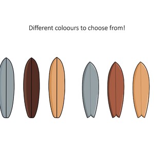 Op de afbeelding: Zes surfplanken in verschillende kleuren, waaronder grijs, bruin en beige, worden getoond tegen een witte achtergrond. De tekst "Different colours to choose from!" staat boven de surfplanken. Elke surfplank heeft een zwarte omtrek.