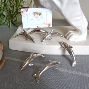 Seis tarjeteros franceses vintage con nombre. Diseño de mesa con delfines juguetones. Una decoración de mesa encantadora para cualquier ocasión.