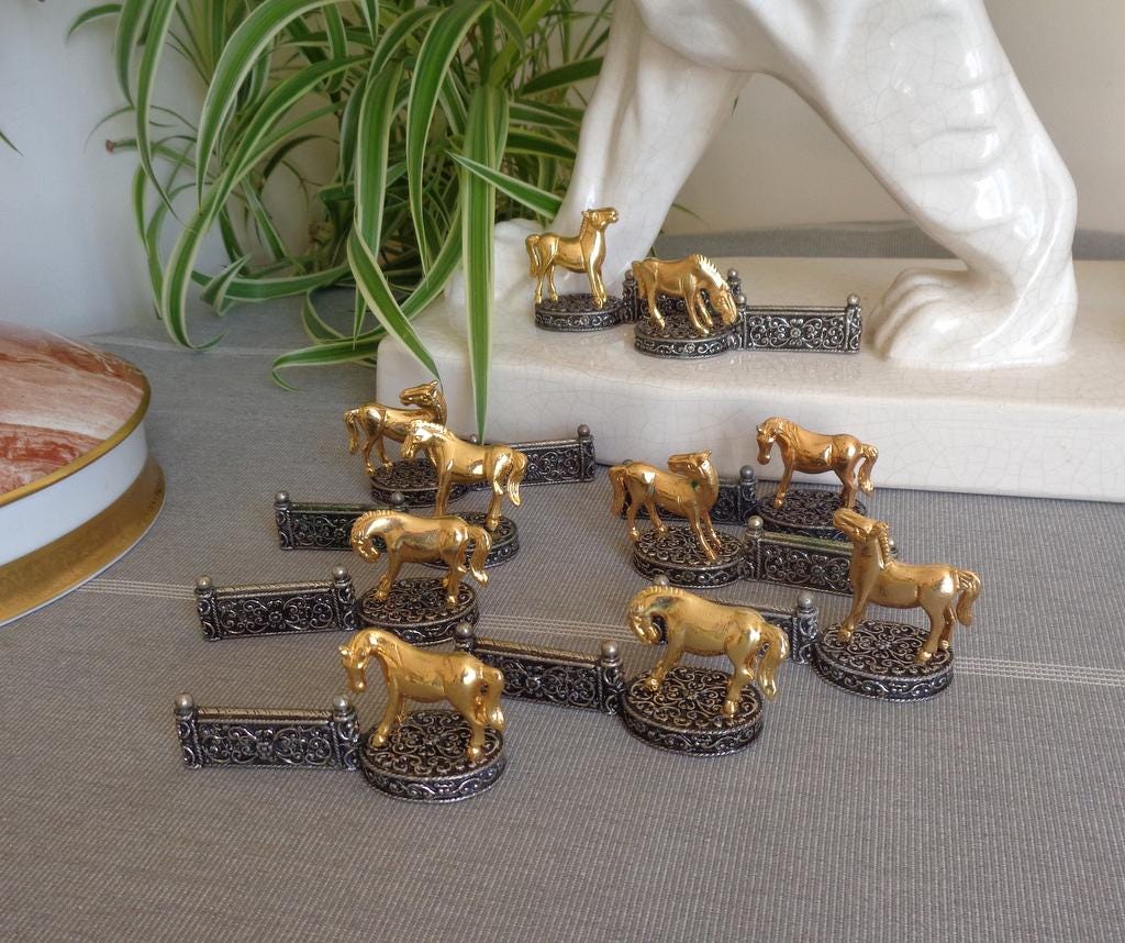 Dix Porte-Couteaux Français Vintage. Equestrian/Horse Designs Porte Couteaux. Dessus De Table Salle À Manger Chevaux En Plaqué Or