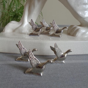 SEI segnaposto vintage francesi. Planimetria dei tavoli. 'Anatre volanti' placcate in argento. Decorazione da tavolo. Scatola espositiva originale.