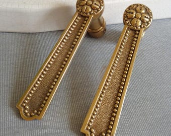 Par de tiradores de puerta vintage franceses de latón macizo. Estilo Luis XV. Herrajes para muebles y decoración del hogar recuperados.