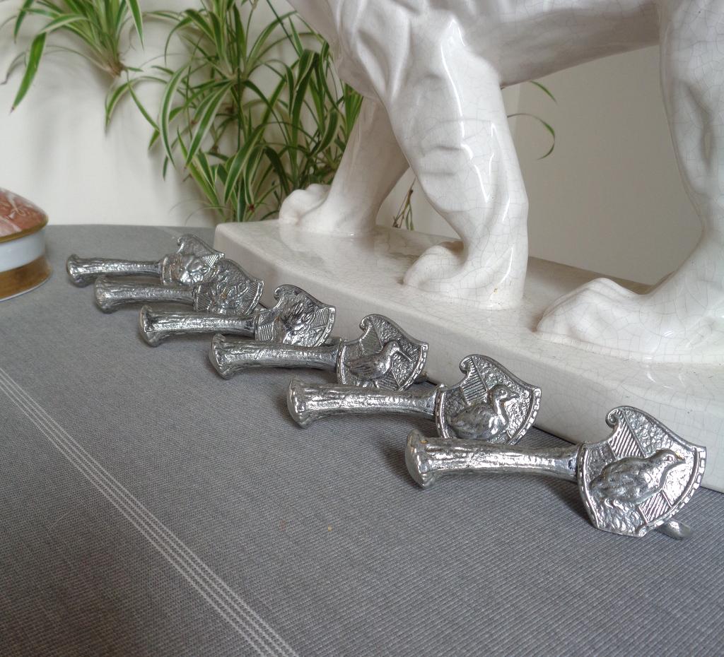 5 RAVISSANTS PORTE-COUTEAUX MÉTAL ARGENTÉ MOTIFS CHIENS, POUR UNE TABLE