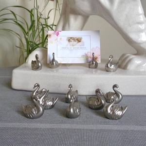 DODICI segnaposto vintage in stile francese. Disposizione dei posti a sedere. Piccoli cigni placcati in argento. Decorazione per il piano del tavolo da pranzo.