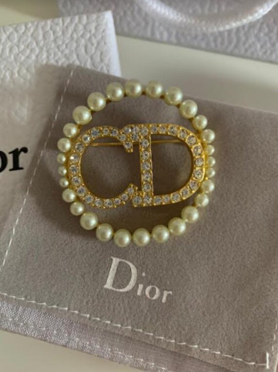 ◆華やかなパールロゴ◆Dior Clair D Lune ブローチ Clair D Lune Brooch Gold-Finish Metal, White Resin Pearls