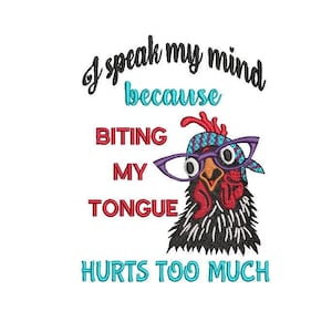 Puede incluir: Un diseño bordado colorido con un pollo de dibujos animados que lleva gafas y un pañuelo. El texto dice "Digo lo que pienso porque morderme la lengua duele demasiado."