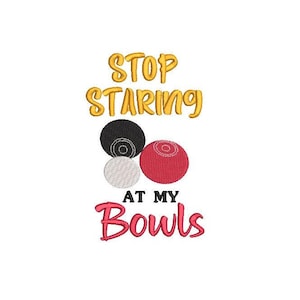 Może przedstawiać: Białe tło z tekstem "STOP STARING AT MY BOWLS" w kolorze żółtym, czarnym i różowym. W środku obrazu widoczne są trzy kule do kręgli, jedna czarna, jedna biała i jedna czerwona.