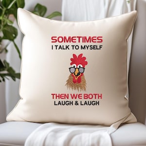 以下が含まれることがあります： 白いクッションに、赤い刺繍で「Sometimes I talk to myself. Then we both laugh & laugh.」という文字が書かれています。クッションの中央には、サングラスをかけた漫画の鶏が刺繍されています。