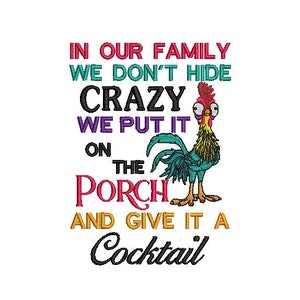 Diseño de bordado de gallo y pollo loco de 5 x 7 En nuestra familia no escondemos la locura, la ponemos en el porche y le damos un cóctel