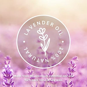Pu&ograve; includere: Un cerchio bianco con il testo "LAVENDER OIL 100% NATURAL" e un'immagine stilizzata di un fiore di lavanda. Lo sfondo &egrave; un'immagine sfocata di un campo di fiori di lavanda.
