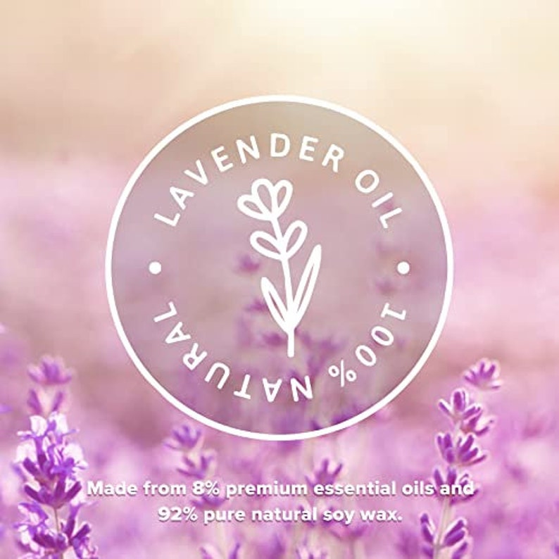 Pu&ograve; includere: Un cerchio bianco con il testo "LAVENDER OIL 100% NATURAL" e un'immagine stilizzata di un fiore di lavanda. Lo sfondo &egrave; un'immagine sfocata di un campo di fiori di lavanda.