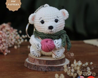 Patrón de llavero de oso a crochet – Mini amigurumi con ovillo de lana (descarga digital en PDF)