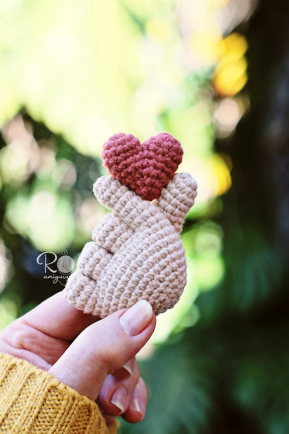 Korean Finger Heart Crochet Pattern – Kpop Amigurumi (PDF Tutorial