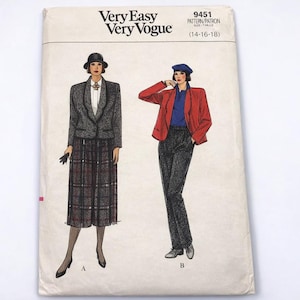 Pode incluir: Um padrão de costura vintage intitulado "Very Easy Very Vogue" com ilustrações de dois conjuntos femininos. Um apresenta um conjunto de saia xadrez e o outro um blazer vermelho com calças pretas. O tamanho do padrão é 14-16-18.
