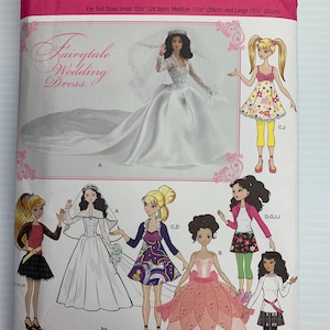 Könnte beinhalten: Simplicity Schnittmuster 1955 für ein Märchenhochzeitskleid und andere Puppenkleidung. Das Muster enthält Illustrationen verschiedener Puppenoutfits, darunter ein Hochzeitskleid und andere Kleider. Das Muster ist für Puppengrößen klein 26,5 cm, mittel 29 cm und groß 32 cm.