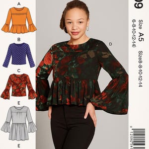 Puede incluir: Patrón de costura McCall's M7809. La imagen muestra a una mujer con un top estampado floral con mangas acampanadas. El patrón incluye varios diseños de blusas con diferentes estilos de mangas y escotes. Tallas disponibles: 6-8-10-12-14.