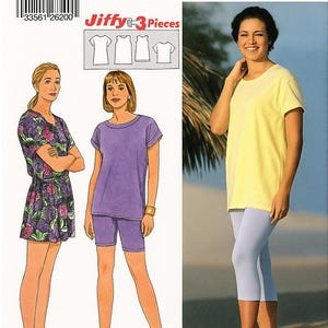 Puede incluir: Patrón de costura Simplicity 7920 con tres conjuntos de mujer. Los conjuntos incluyen un vestido con estampado floral, un conjunto de top y shorts morados y un top amarillo con leggings capri. El patrón incluye tallas AA (PT-MD).
