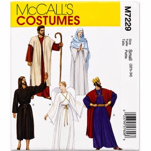 Op de afbeelding: McCall's Costumes naaipatroon M7229 voor maat Small (32,5-34 inch). De envelop bevat illustraties van vijf historische of religieuze kostuums, waaronder gewaden, een mantel met capuchon, een engelenoutfit met vleugels en een kroon.