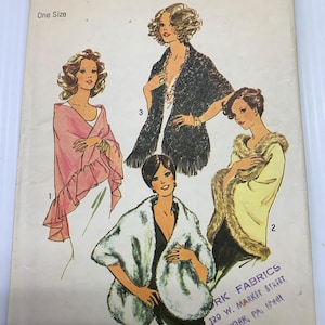 Puede incluir: Un juego de tres tazas de cerámica con un acabado mate moteado. Las tazas son de color crema, gris claro y gris oscuro. Cada taza tiene un diseño simple y minimalista.