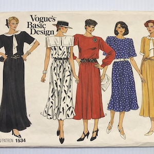 Op de afbeelding: Vintage Vogue's Basic Design naaipatroon 1534 met vijf jurk ontwerpen. De jurken zijn onder meer een zwarte jurk met witte bies, een witte jurk met zwarte verenprint, een rode jurk, een blauwe polkadotjurk en een gele jurk.