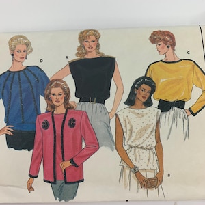 Puede incluir: Un patrón de costura vintage con ilustraciones de cinco diseños diferentes de blusas y chaquetas. Los diseños incluyen una blusa azul con líneas verticales, una blusa negra con ribetes dorados, una chaqueta rosa con ribetes negros, una blusa amarilla de manga larga y una blusa blanca con lunares.
