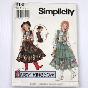 Może przedstawiać: Wzór szycia Simplicity z projektem Daisy Kingdom. Wzór przedstawia ilustracje zestawu sukienki i kamizelki. Opakowanie jest białe z tekstem "Simplicity" i "Daisy Kingdom". Rozmiar to A SML.