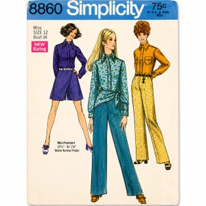 Könnte beinhalten: Ein Simplicity Schnittmusterumschlag 8860 für Größe 12, Oberweite 34. Die Abbildung zeigt drei Outfits: ein violettes Langarmhemd mit Hosenrock, ein blaues, geblümtes Langarmhemd mit blauer Hose und ein senfgelbes Hemd mit gelber Hose.