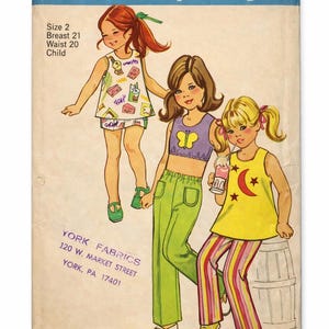 Può includere: Modello di cucito Simplicity vintage 9388 per abbigliamento per bambini. Il modello presenta illustrazioni di tre ragazze che indossano diversi outfit, tra cui un completo top e pantaloncini, pantaloni e un top corto e un completo pantaloni e top a righe.