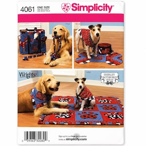 Pode incluir: Molde de costura Simplicity 4061 para acessórios de animais de estimação, incluindo uma bolsa azul, um brinquedo de corda trançada, uma bandana vermelha e azul, uma capa de tigela e um tapete acolchoado com estampas de patas, exibido em cães.