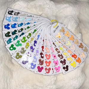 Puede incluir: Una taza de cerámica blanca con un asa negra y el texto "But First, Coffee" en negro, con una fuente de estilo manuscrito. La taza está sobre una superficie blanca.