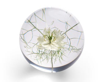"Handarbeit ""Flor"" von Nigella Love in the Mist, Briefbeschwerer, 8 cm, weiß."