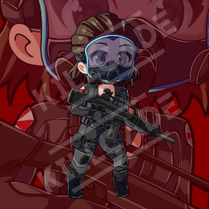 Pode incluir: Uma ilustração de estilo chibi de uma personagem feminina vestindo um traje tático preto, uma máscara de gás e uma viseira azul. Ela está segurando um rifle preto e tem cabelo castanho.