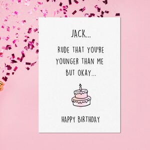 Cartão de aniversário engraçado e rude personalizado, cartão de bolo de aniversário, cartão de felicitações humorístico para ele/ela, rude que você é mais novo que eu, mas tudo bem
