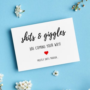 Grappige babyaankondigingskaart voor iedereen| Familie| Vrienden| Grootouders, kersverse baby, 5 x 7 wenskaart, Shits and Giggles komt eraan