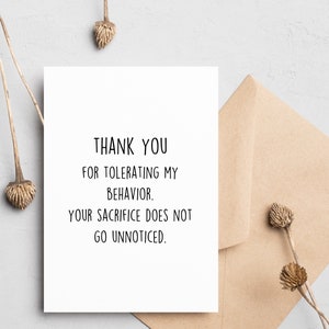 Tarjeta de agradecimiento para él/ella/cualquier persona, regalo de agradecimiento, tarjeta Kraft de 5x7, gracias por tolerar mi comportamiento. Tu sacrificio no pasa desapercibido.