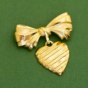 Vintage Gold Tone Heart Ribbon Elegant Brooch by Avon K27