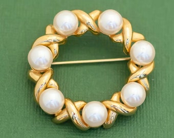 Vintage Victorian Open Circle Gold Tone Pearl Brooch by Marvello K10