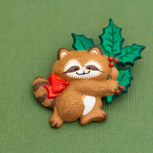 Broche en plastique de Noël vintage Mid Century Raccoon par Hallmark Cards K14