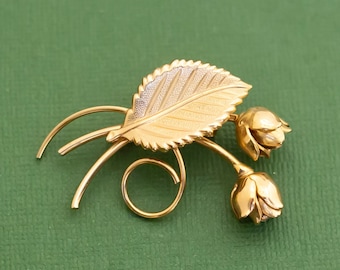 Vintage Victorian Gold Tone Floral Brooch K9