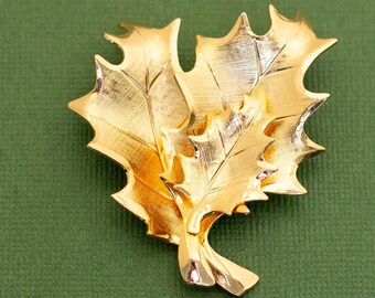 Vintage Mid Century Gold Tone Leaf Brooch K1