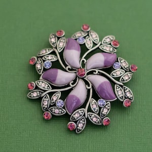 Broszka z fioletowymi kwiatami w stylu wiktoriańskim i strasami K12