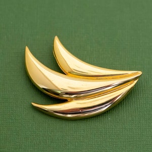 Vintage Mid Century Gold Tone Brooch K19