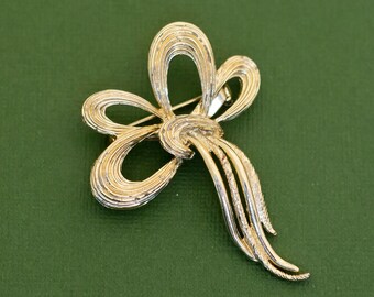 Broche vintage élégante en émail crème et strass dorés - Montres & Bijoux