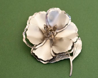 Vintage Victorian Silver Tone Flower Thin Brooch K3