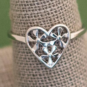 Vintage Victorian Silver Tone Heart Ring Size 7 3/4 by Avon K1