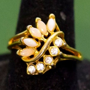Vintage Gold Tone Fairy Gemstone Ring Size 8, K28