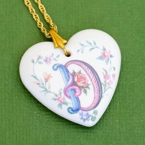24 polegadas, colar de coração branco de porcelana vintage fantasia letra D floral rosa da Avon, K30