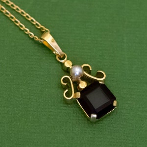 18 inch, Vintage Art Deco Dark Red Faux Gem White Faux Pearl Gold Tone Necklace - K41