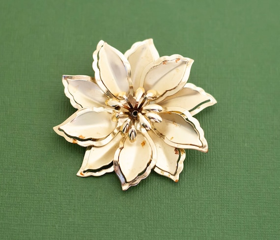 Vintage Victorian Gold Tone Floral Brooch K9 - image 1